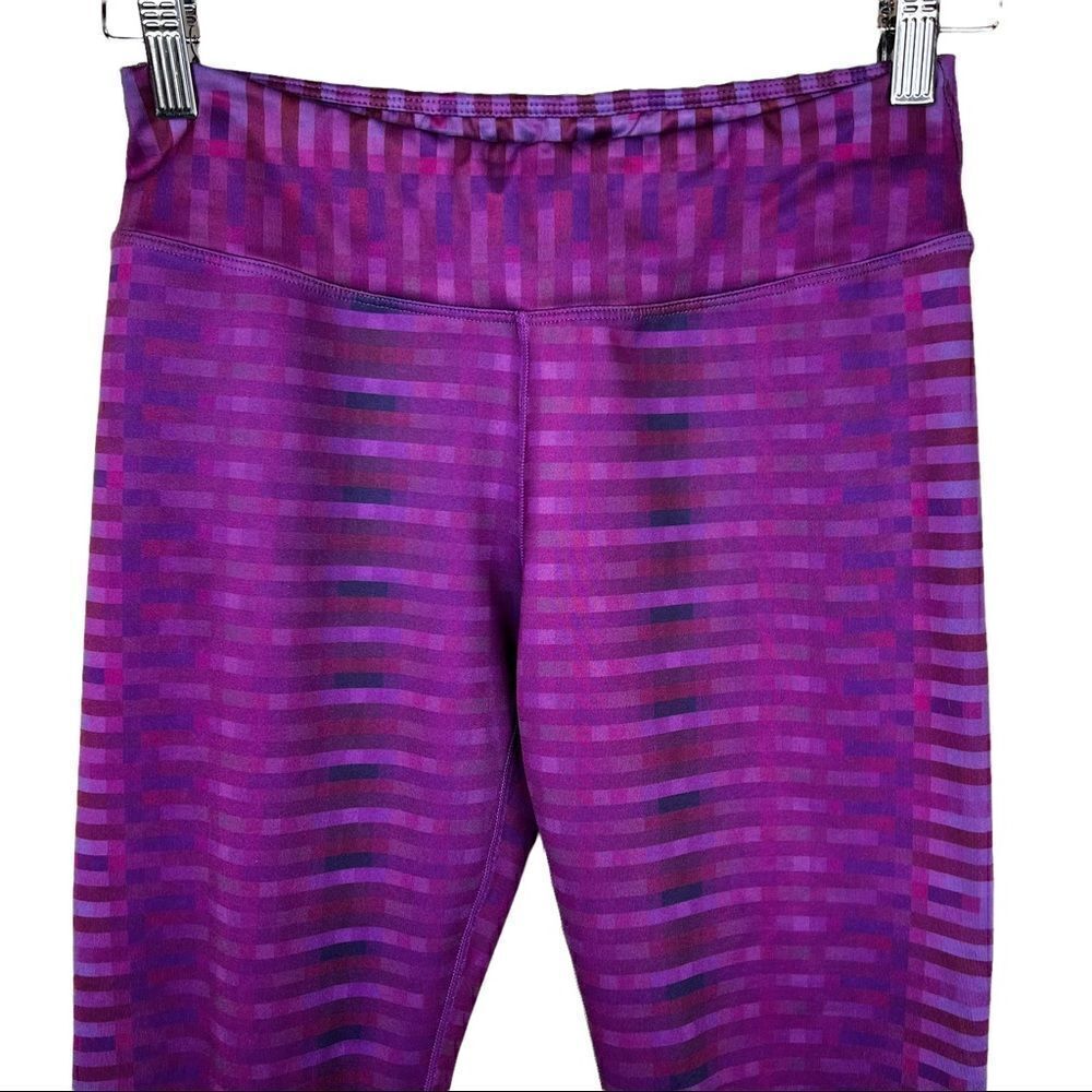 Prana Capri Leggings in Fuchsia Size Medium - Picture 2 of 7